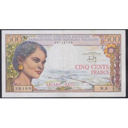 Мадагаскар 500 франков = 100 ариари  1966 года, Нечастые (MADAGASCAR 500 francs =100 ariary 1966) P 58a(1): VF/XF