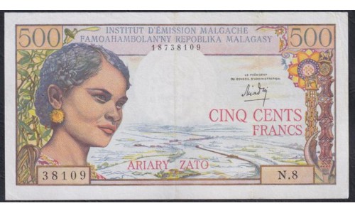Мадагаскар 500 франков = 100 ариари  1966 года, Нечастые (MADAGASCAR 500 francs =100 ariary 1966) P 58a(1): VF/XF